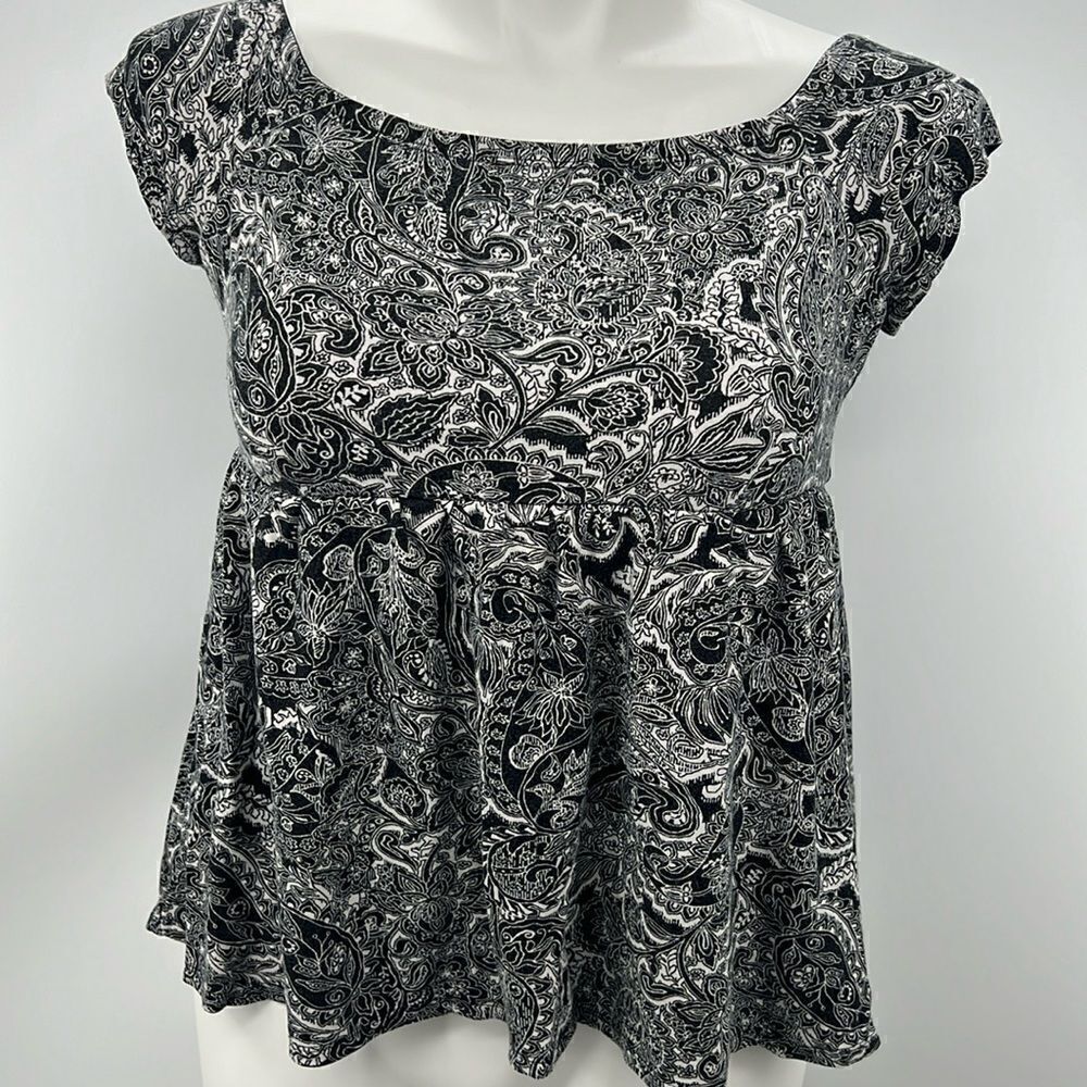 Torrid black and white paisley floral cropped top size large